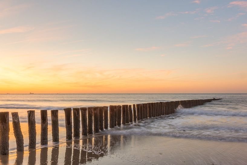 Breed leeg strand in Zeeland bij laag water