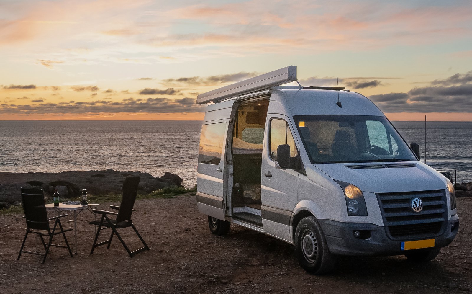 Adelaar Campers bij zonsondergang